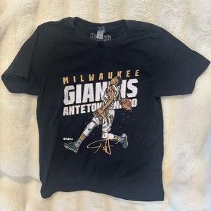 Giannis Antetokounmpo Youth Slam Graphic Tee (Youth small)